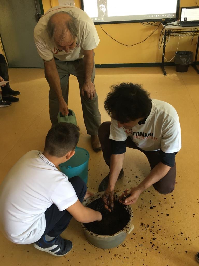 SettScienza's tweet photo. Partite anche quest’anno Le Settimane a Scuola! Grazie a @CentroScienza @Infini_to @CSP_live @regionepiemonte @CittaMetroTO e tanti altri! #didattica #scuola #stem #tinkering #Sett19 https://t.co/IY8zbQLLCo