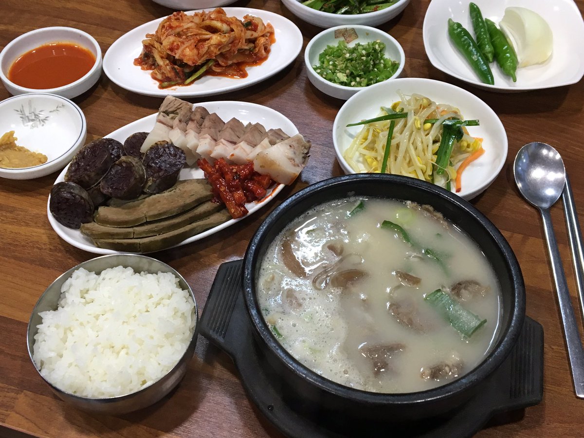 八田靖史 新刊 韓食留学1999 好評発売中 夕食は 実家 でなく 親戚 母のイトコ の店へ 看板料理のソモリクッパプ 牛頭肉のスープ は頬肉 顔肉 タンなどがどっさり 副菜には茹で豚 腸詰 レバーまでついてきました 親戚 ゆえのサービス 八田靖史 新刊 韓食留学1999 好評発売中 夕食は 実家 でなく 親戚 母のイトコ の店へ 看板料理のソモリクッパプ 牛頭肉のスープ は頬肉 顔肉 タンなどがどっさり 副菜には茹で豚 腸詰 レバーまでついてきました 親戚 ゆえのサービス