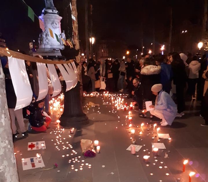 PACTEfr's tweet photo. Intense recueillement hier soir à Paris durant l'hommage aux 50 victimes de la tuerie de Christchurch en Nouvelle-Zélande. PACTE est signataire de cet appel contre le racisme et l'islamophobie : https://t.co/SAuObmgcyA https://t.co/arMaZq4RYk