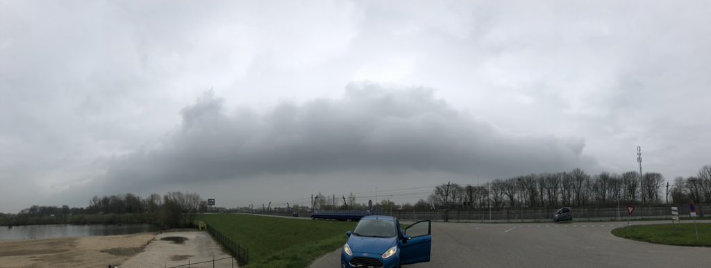 Vortex_NL's tweet image. Vandaag passage van wel 3 duidelijke “rolwolken” achter elkaar omstreeks 12 uur vanmiddag in #arkel (Zuid-Holland-zuid) @helgavanleur #rolwolk 2 foto’s voor en achter aanzicht van de eerste passage van de wolk #panorama  #stormchasers #wolken