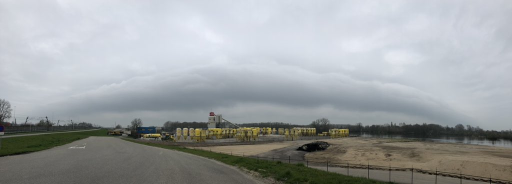 Vortex_NL's tweet image. Vandaag passage van wel 3 duidelijke “rolwolken” achter elkaar omstreeks 12 uur vanmiddag in #arkel (Zuid-Holland-zuid) @helgavanleur #rolwolk 2 foto’s voor en achter aanzicht van de eerste passage van de wolk #panorama  #stormchasers #wolken