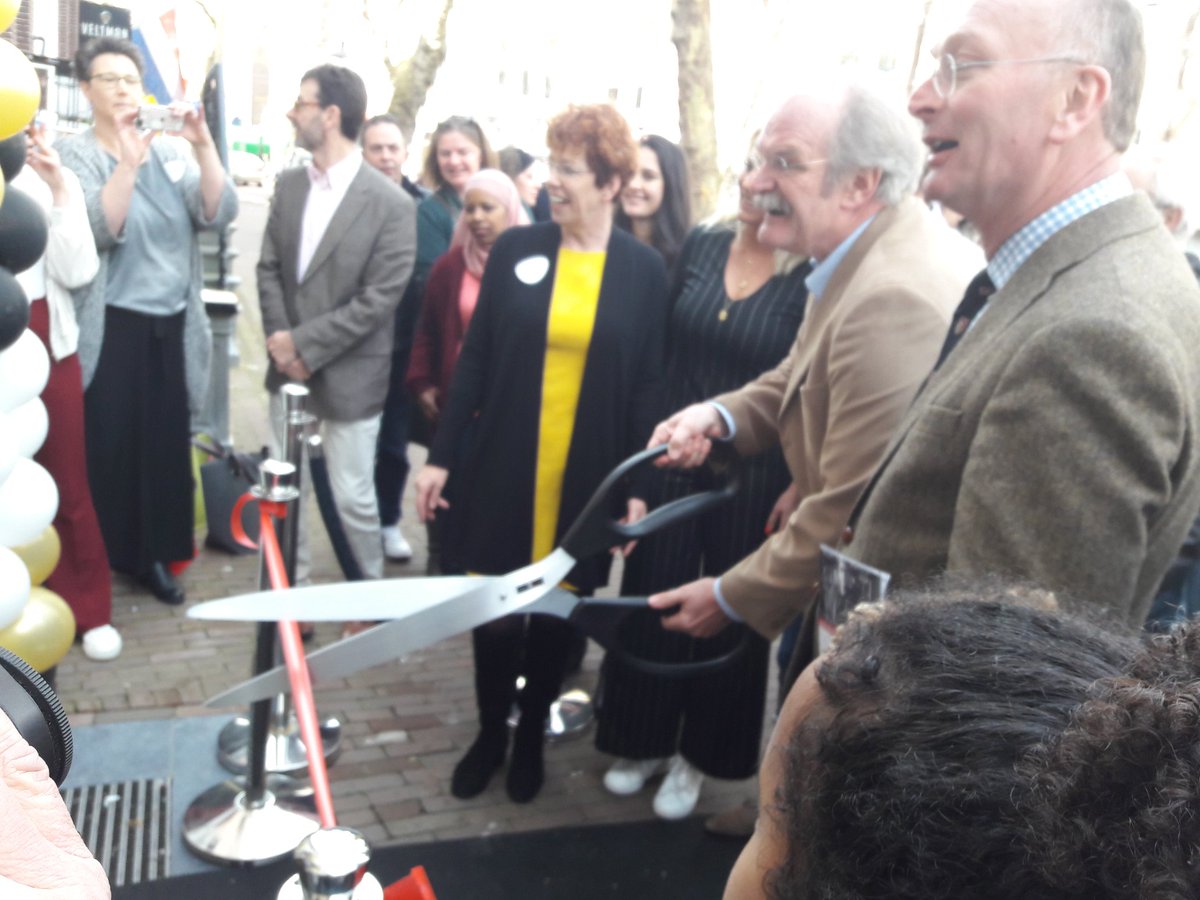 Burgemeester Sluiter <a href="/Gem_Harlingen/">Gemeente Harlingen</a> verrichtte zojuist de openingshandelling, het doorknippen van een lint, van gezamenlijke ingang Bibliotheek-Boekhandel-Museum Voorstraat 54 #Harlingen #Boekenweek <a href="/Hannemahuis/">Hannemahuis</a> <a href="/VDVeldeBoeken/">Van Der Velde Boeken</a>