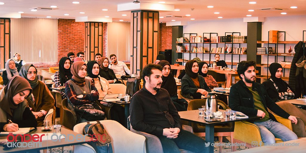 OnderAkademi's tweet photo. İslam Coğrafyası modülünde Y.Beyazıt Üniversitesi'nden Dr.Öğr. Üyesi M. Hüseyin Mercan hocamızla "Westfalya Düzeninde İslam Dünyasını Değerlendirmek" dersini işledik. Dersin sonunda bağışladığımız fidanların sertifikası öğrencimiz tarafından hocamıza verildi. Teşekkürler hocam 😊 https://t.co/ztwxQSotw7