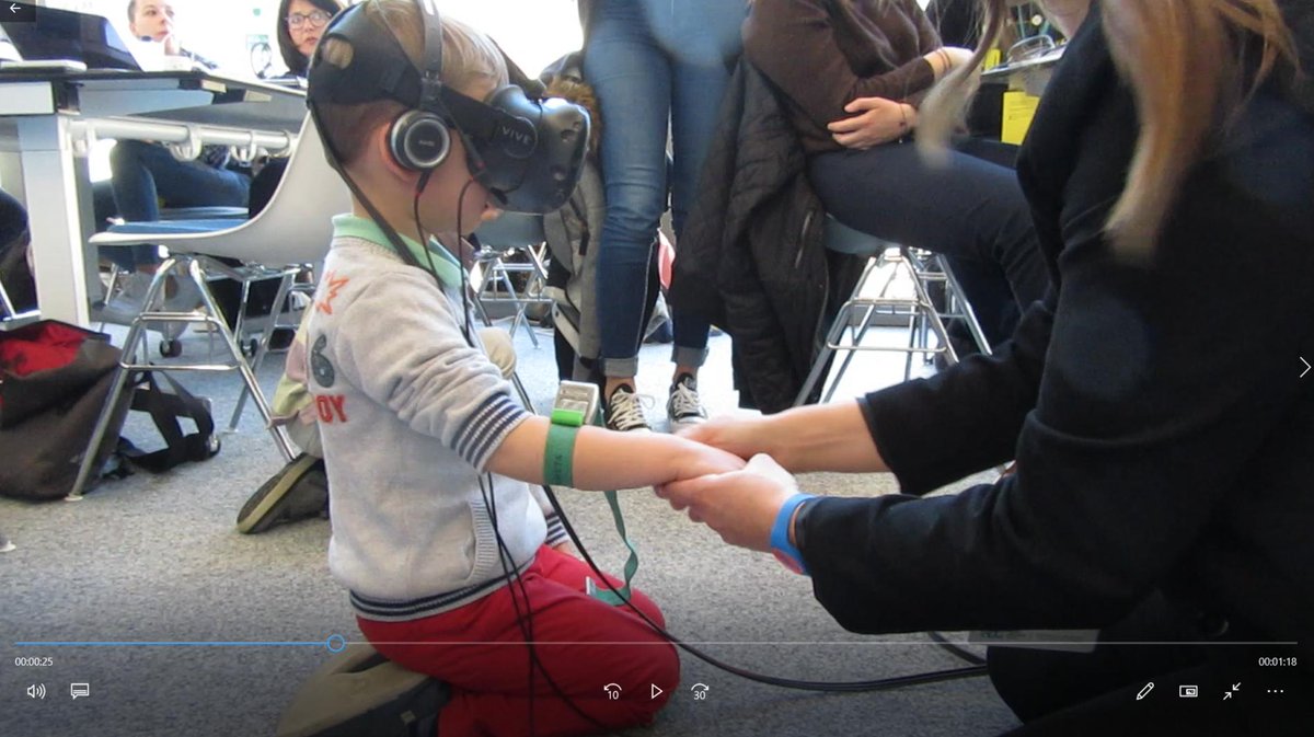 SergeMichel_'s tweet photo. Cet enfant de 4 ans a été hypnotisé par réalité virtuelle, afin d'accepter plus facilement une intervention possiblement anxiogène. #hackathonhug #opengeneva https://t.co/6UGVuO2JZw