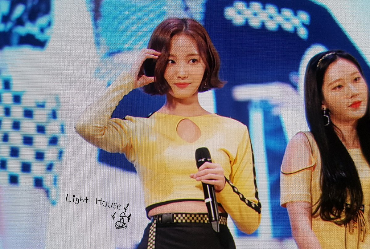 960801net's tweet photo. [Preview] 190323 롯데월드 팬사인회
아

@MMLD_Official
#연우 #이다빈 #Yeonwoo #ヨンウ #모모랜드 #MOMOLAND #BAAM #Fun_to_The_World https://t.co/Mq3vFSbPyg
