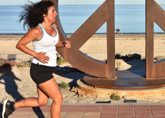 parkrun's tweet photo. When 52-year-old Joanna visited her GP last year she had not been 100 days without a migraine in more than 20 years. She was also not a runner.

She left with a prescription for parkrun, and the rest is history...

👉https://t.co/RXnqmV6xya

🌳 #loveparkrun https://t.co/dG0nleHJ9U