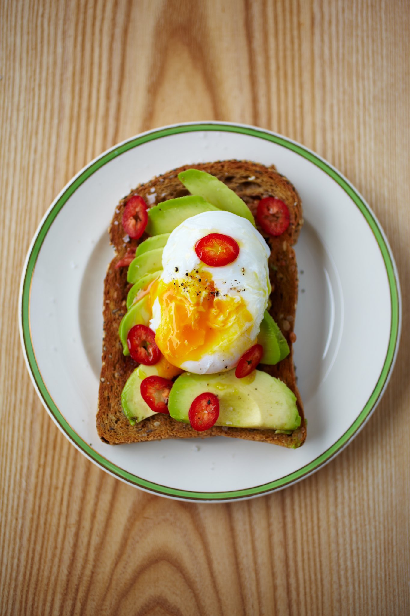 тост с авокадо и яйцом пашот. бутерброды с авокадо на завтрак. тост с авокадо и томатами. тост с моцареллой и помидорами. бутерброд авокадо яйцо помидор.