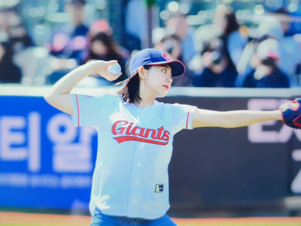 PEBBLE_SH's tweet photo. [190323] 사직 개막전 시구 프리뷰

#아이오아이 #김소혜 #소혜 #IOI #Sohye https://t.co/6HGPTki29b