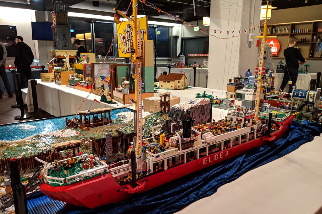 Zusammengebaut's tweet photo. #FloatingBricks 2019: #LEGO-Ausstellung in Hamburg – viele Bilder https://t.co/fP0y83yqwt https://t.co/KQ0zwdIaWl