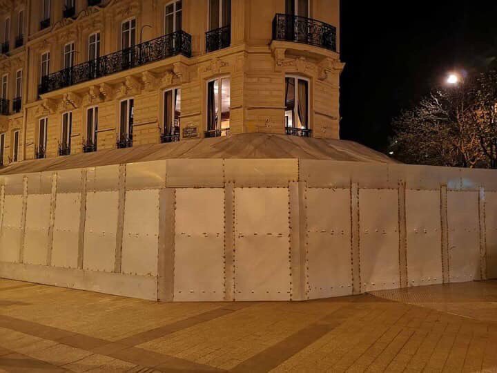 GiletsJaunesGo's tweet photo. Après 7 jours de travaux intensifs, « Le Fouquet’s » est fier de vous présenter sa nouvelle devanture ! 😉
L’entrée y est encore plus sélective...
#LeFouquets #ParisChampsElysees https://t.co/P1oxrYb8yf