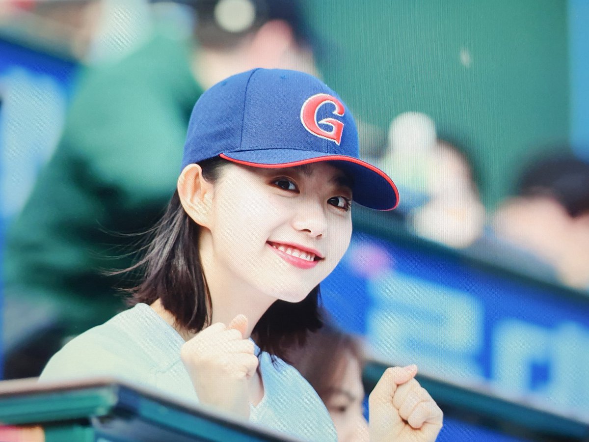 PEBBLE_SH's tweet photo. [190323] 사직 개막전 시구 프리뷰

#아이오아이 #김소혜 #소혜 #IOI #Sohye https://t.co/JqWLL6kuo0