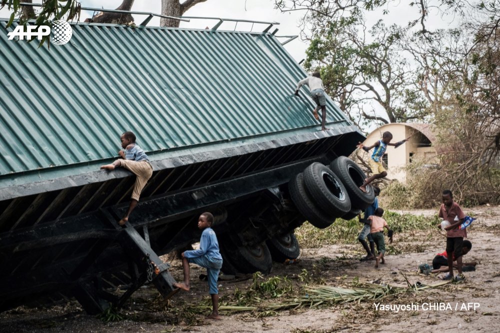 afpfr's tweet image. "Des cas de choléra ont été signalés et les infections de paludisme se multiplient" : l'ONU et les ONG multiplient les appels à l'aide pour l'Afrique australe après le passage du cyclone Idai u.afp.com/Jq4Z @AdrienBarbier #AFP