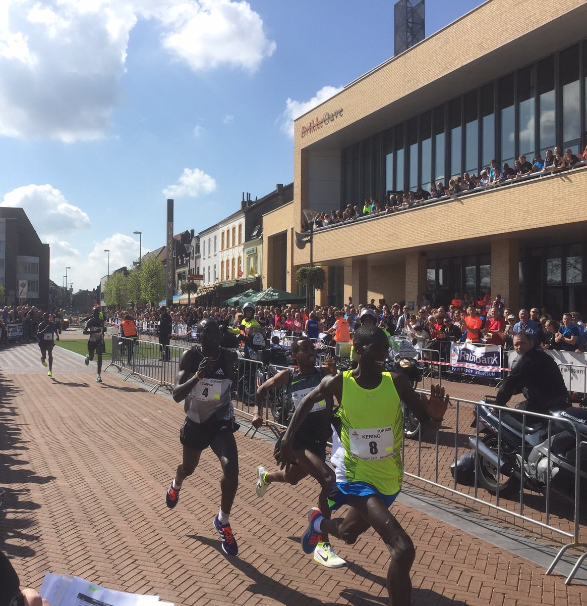 SpeakerBert's tweet photo. Bezig met de voorbereiding voor de 🎤 van de @Parelloop morgen. Zelden zo’n (Inter-) nationaaltopveld gezien bij de TopRun als de TalentenRun. Allemaal veel succes 👍Op naar Limburg, het is recordweer. #parelloop #hardlopen https://t.co/HrCPAicANJ