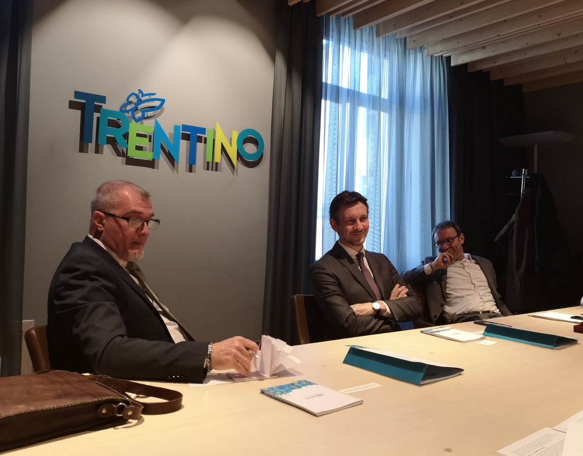 JoseCarlosRguez's tweet photo. Somos recibidos en la sede del gobierno de la provincia autónoma de #Trento, norte #Italia. Sostenemos encuentro con #AchilleSpinelli, asesor para #Dedarrollo #Económico, Investigación y Trabajo; y con #RobertoFailoni, asesor para el Comercio y #Turismo; entre otros funcionarios. https://t.co/7chO1SJh3V