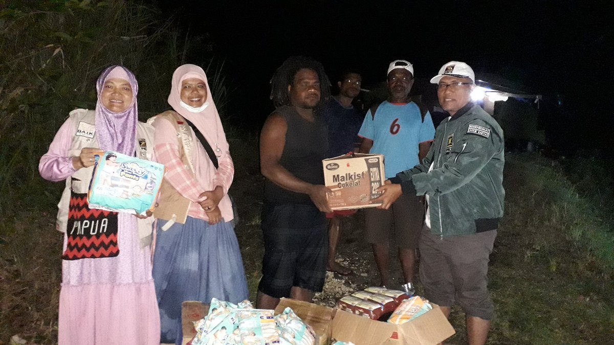 pkspapua's tweet photo. Ombak yg mengombang-ambing perahu motor tak membalikkan arah Ketua DPW PKS Papua & rombongan utk menyampaikan bantuan bagi 74 KK yg rumahnya ditenggelamkan oleh naiknya Danau Sentani #SentaniBangkit #SaveSentani #SaveJayapura #SavePapua @PKSejahtera @MardaniAliSera https://t.co/zt7yGv32FZ