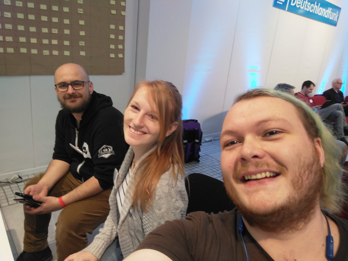 TJstudioDE's tweet photo. Mit @podfuchs und @Oondreas seit 8:30 am Empfang um #SUBSCRIBE10 Teilnehmende mit Bändchen zu versorgen! https://t.co/zByLuwUgBy