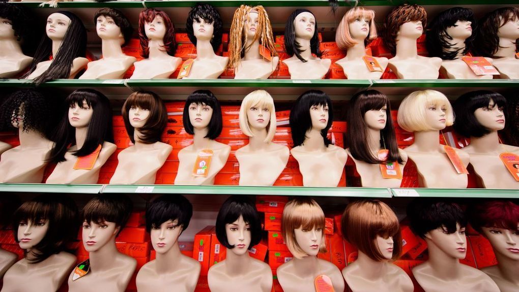 radiotherapiefr's tweet image. #Cancer : comment les #prothèses capillaires aident ces femmes à “garder le sourire malgré la #maladie” #hcsmeufr  sco.lt/5DpVyK