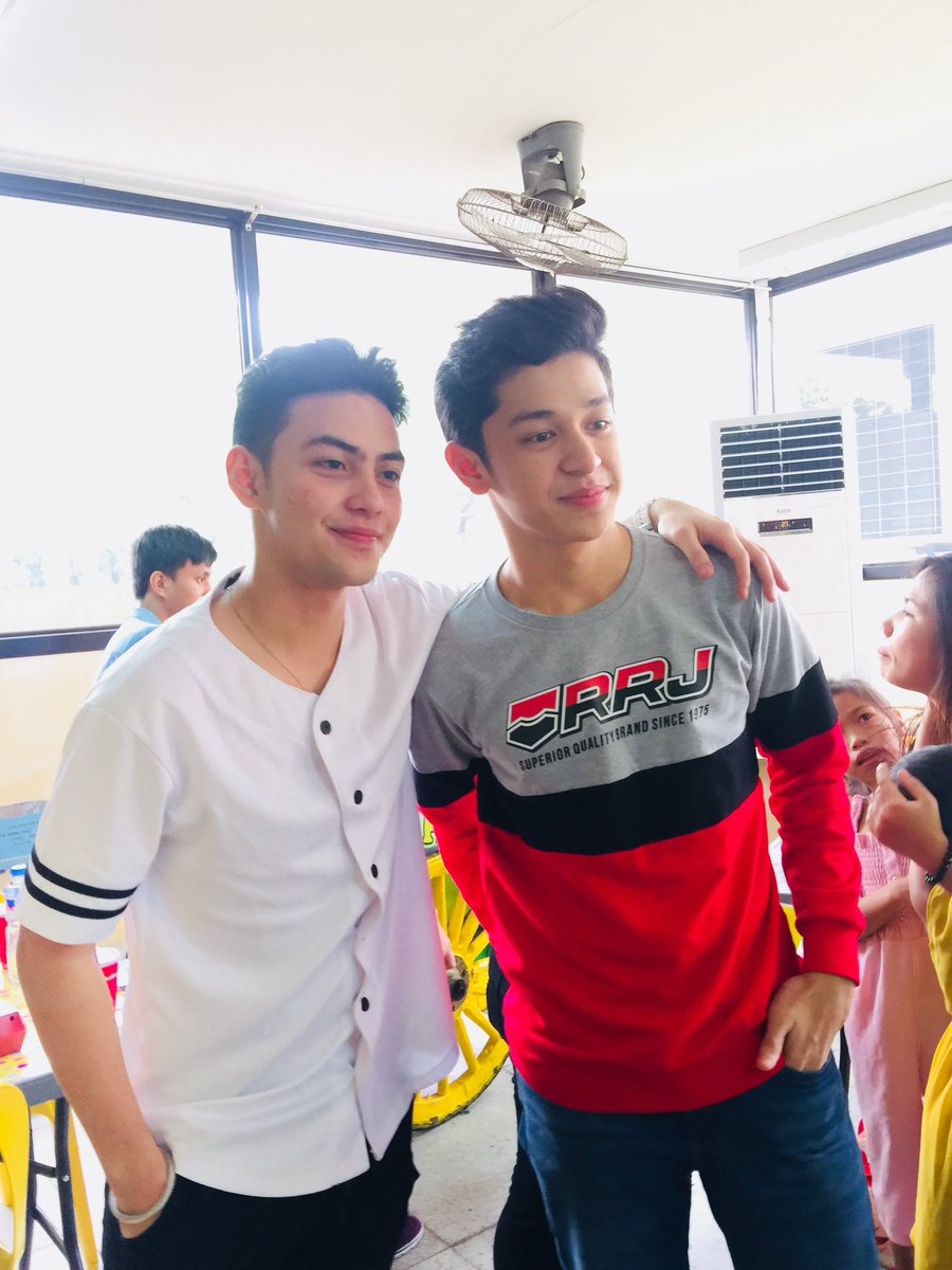 KurtJonOFC's tweet photo. Grabe di ko kinakaya hahaha. HAPPY FIRST MONTH satin ka-chong 😂 #KurtJon ❤ 

To more months of karupukan sa dalawang to 😁✌ @KurtAccOfficial @AljonMendoza_ 

credits - ty @KarjonProtector for this. https://t.co/eUF9zAN8pl