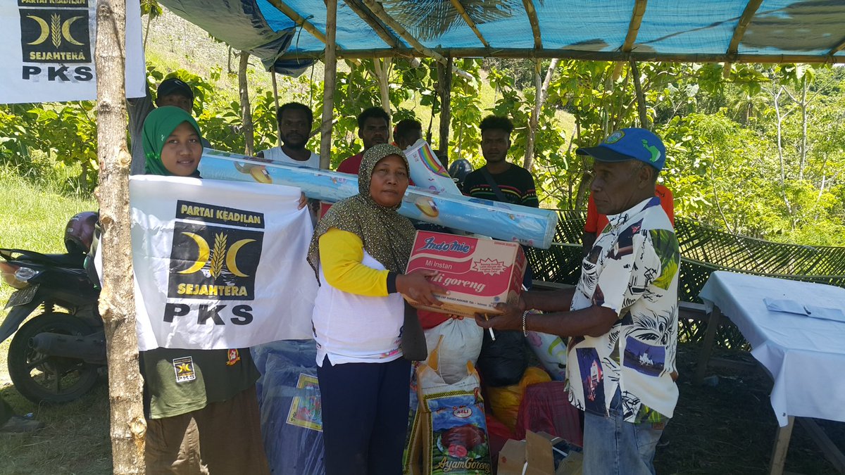 pkspapua's tweet photo. Penyerahn bantuan di Kampung Buleibe, Ayapo. Mesin mobil sempat hampir mogok, ketika melalui jalan yg terendam air Danau Sentani.
Masyarakat mendirikan Posko Bantuan di atas bukit di pelataran Gereja.
#SentaniBangkit #PrayForJayapura #PrayForSentani #PrayForPapua @hnurwahid https://t.co/iCsCU1HfGJ