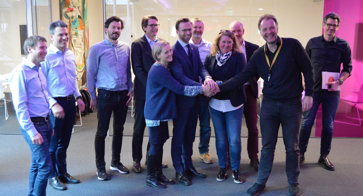 Da er Data Science Lab etablert, en inkubator for oppstartsbedrifter innenfor data science, et samarbeid mellom @StartupLabNo <a href="/OsloSciencePark/">Forskningsparken - Oslo Science Park</a> @equinor <a href="/DNB_Bank/">DNB Nyheter</a> @DNVGL <a href="/NRegnesentral/">Norsk Regnesentral</a> og <a href="/UniOslo/">Universitetet i Oslo</a> @unioslo_mn titan.uio.no/node/3269 <a href="/IKTNorge/">IKT-Norge</a> <a href="/Fysikk_UniOslo/">Fysikk UniOslo</a> <a href="/mortendaehlen/">Morten Dæhlen</a>