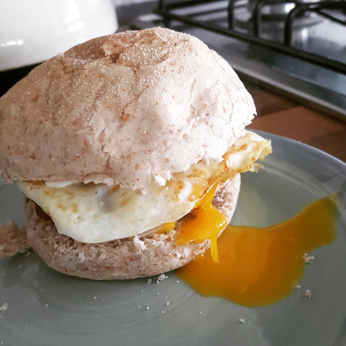 SWVickyMK's tweet image. I love @slimmingworld so much! Look at this #SaturdayMorning madness whilst fam nips to McDs. 
@Quorn sausage patty and a fried egg in a wholemeal roll (wasn't organised enough to get the actual muffins). 2.5syns and such a treat!

#slimmingworld #weightloss #miltonkeynes #lovemk