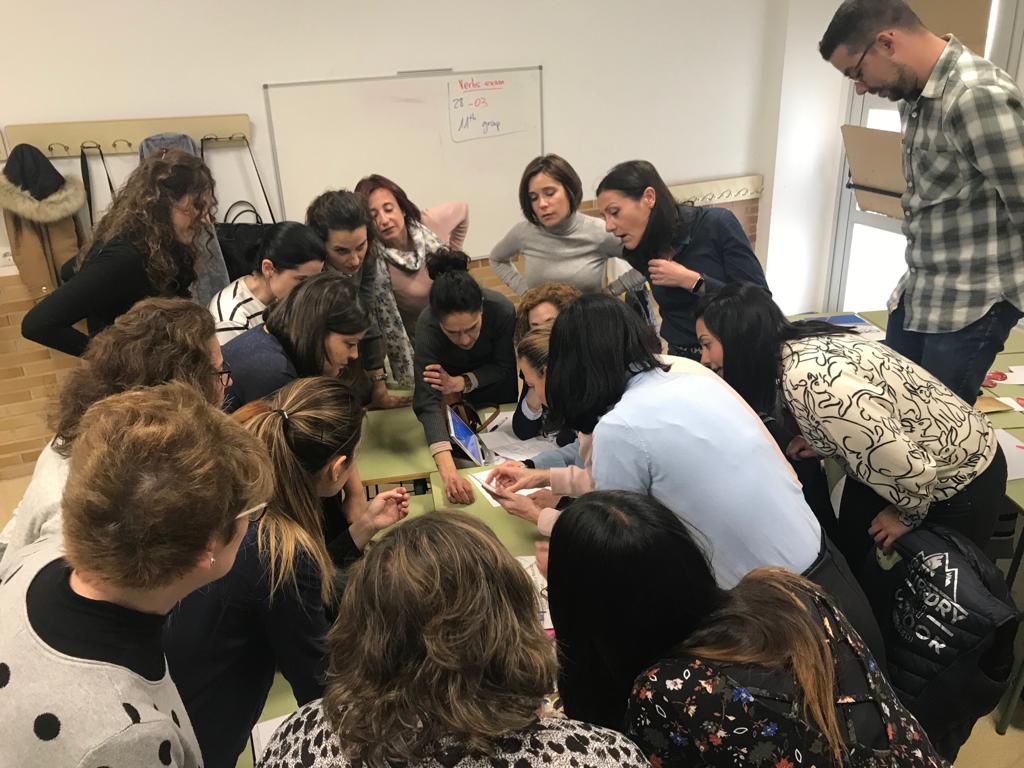 BeatrizCerdan's tweet photo. Ayer tuve la suerte de compartir experiencias con los/as  maestros/as del #ceipperezvillanueva. 1°,  un "flipped escape" y luego un taller de edición de vídeos.Da gusto con gente tan receptiva. Gracias a  @ordifilosofo por su ayuda en la distancia y el apoyo de  @jblasgarcia . https://t.co/rg1muqF3OU