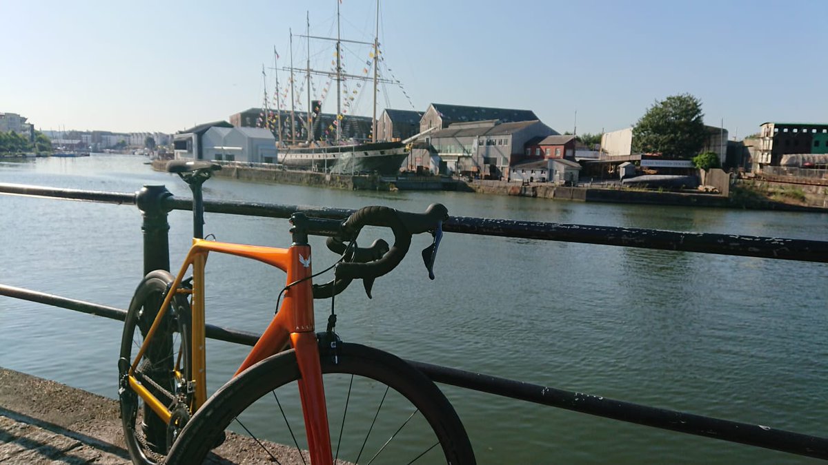 Is it just me or is this just a great bit of 2 wheeled poetry! Interested? Get in touch. #alliedcycleworks #custombuild #gravitycyclesuk #yourbike_reflectingyourpersonality_yourway #blazeyourowntrail #carbonbeauty #ridesomethingdifferent #alfa #alliedalfa