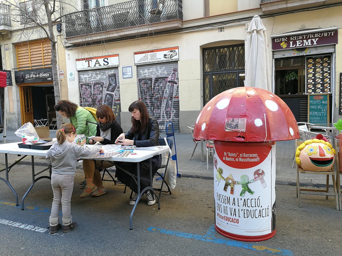 StopBolets's tweet photo. Avui estem a la Diada per l'Educació Pública. El nostre bolet-protesta torna al carrer per mostrar el nostre rebuig a la política de bolets del @consorciedubcn.
Per una educació pública i de qualitat... No volem bolets! #stopbolets #ElsLlorers #SOSEducació https://t.co/XLQ2VWjbsb