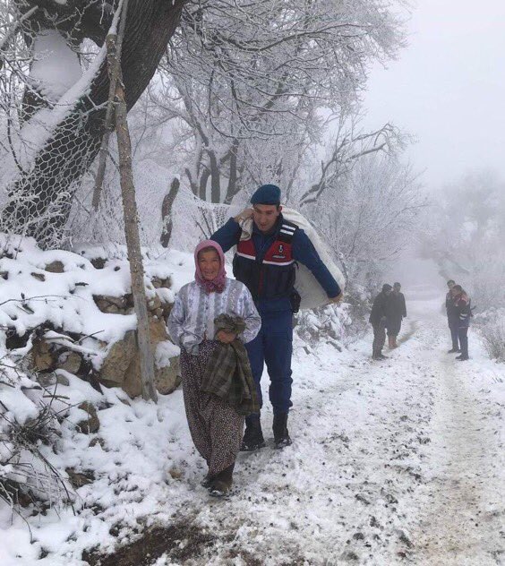 UlviYonter's tweet photo. Uzman Çavuşlar, Uzman Jandarmalar kararan gecelerin yıldızı, kanayan yaraların şifası, kapanan umutların beka müjdesidir...Rabbim kahramanlarımızı korusun...Duamız da, desteğimiz de hep onlarla... Selam olsun kahramanlara... https://t.co/h990XXAHir