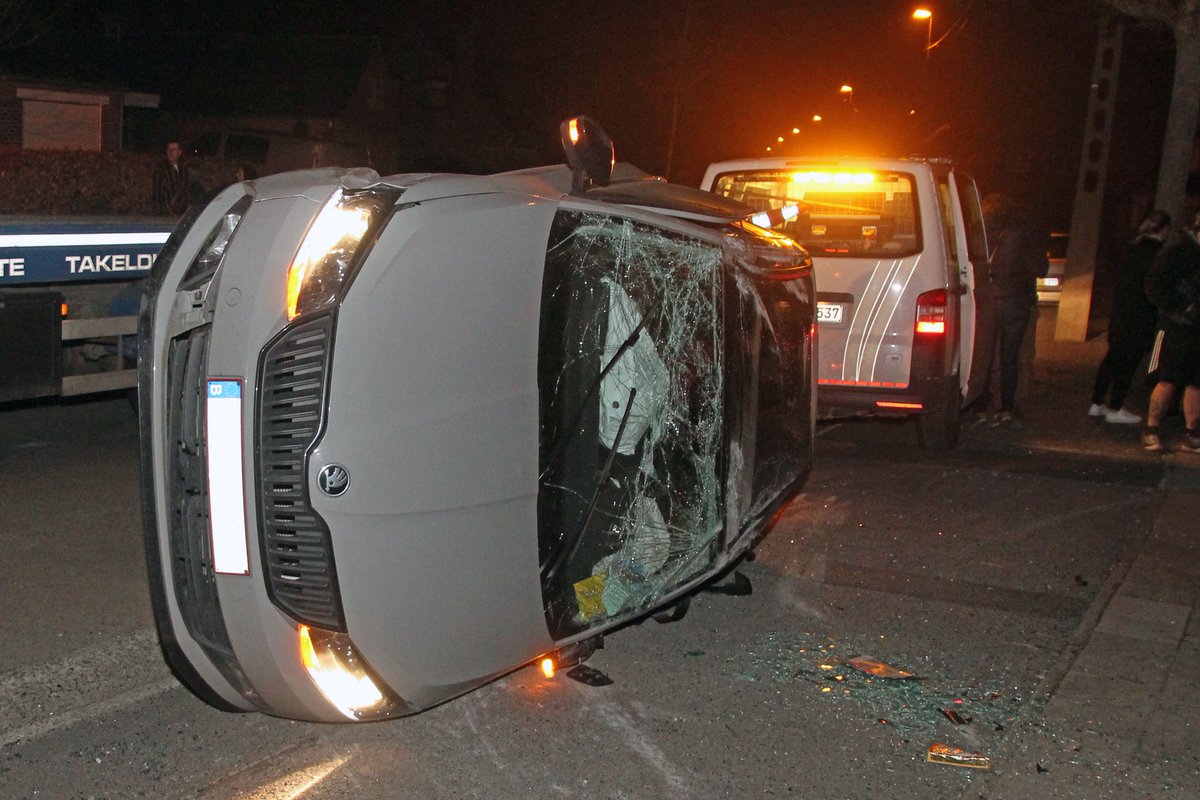 GVanhessche's tweet photo. Vrijdagavond spectaculair ongeval in de Ellestraat. Wagen knalt tegen geparkeerd voertuig en komt op zijn zij terecht. Beide wagens totaal verloren. Gelukkig geen gewonden. https://t.co/cQfgWf21x4