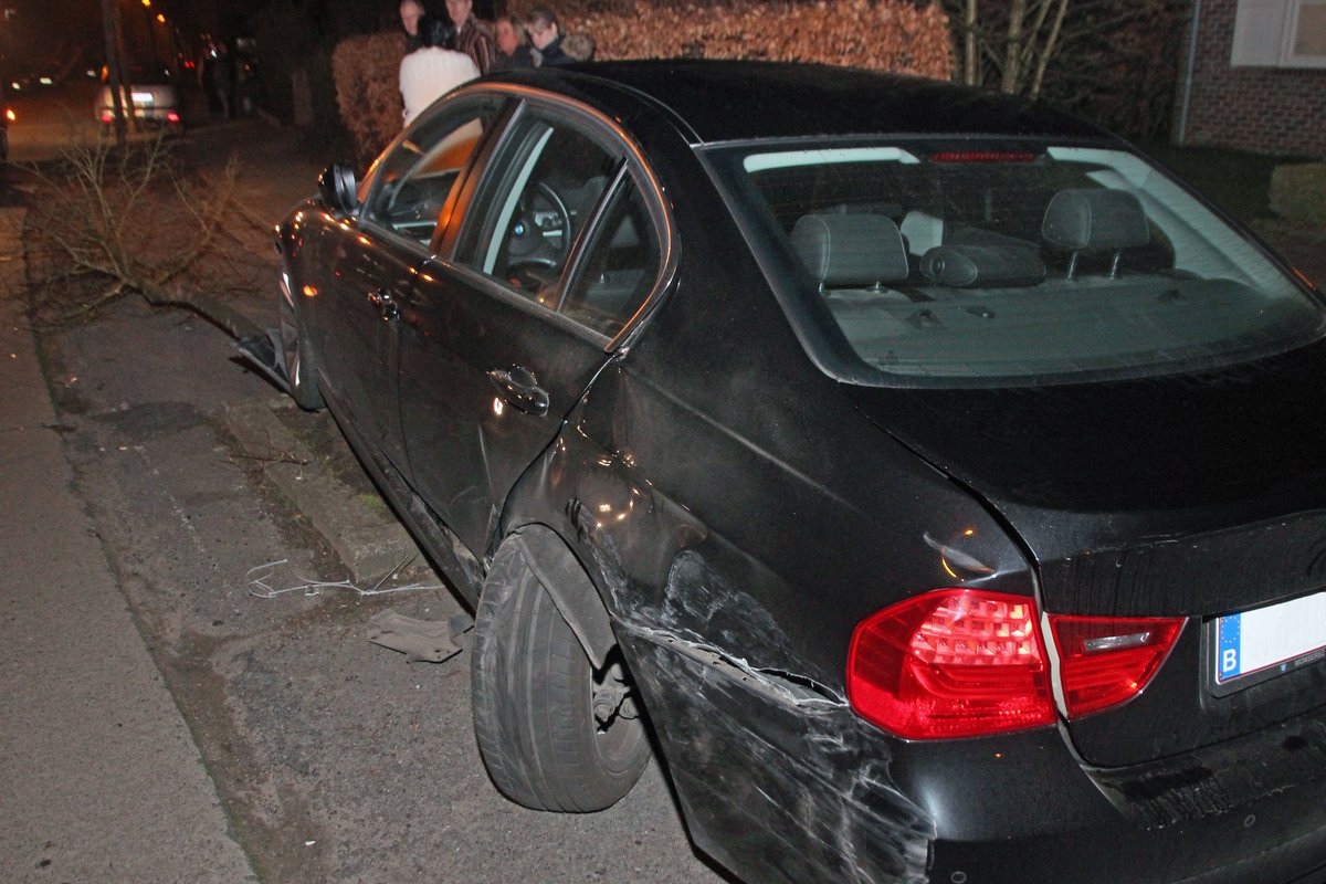 GVanhessche's tweet photo. Vrijdagavond spectaculair ongeval in de Ellestraat. Wagen knalt tegen geparkeerd voertuig en komt op zijn zij terecht. Beide wagens totaal verloren. Gelukkig geen gewonden. https://t.co/cQfgWf21x4
