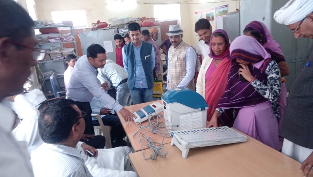 मतदाताओं में जागरूकता लाने के लिए #Sikar में #SVEEP कार्यकर्ता  EVM-VVPAT का प्रदर्शन करते हुए।

<a href="/SpokespersonECI/">Spokesperson ECI</a> <a href="/PIB_India/">PIB India</a> <a href="/DDNewsRajasthan/">DD News Rajasthan</a>
#RajasthanElection2019 #VoteForRajasthan #MyVoteMyRight #SVEEP #EDRajasthan #CEORajasthan #RajasthanChunaav #MyVote