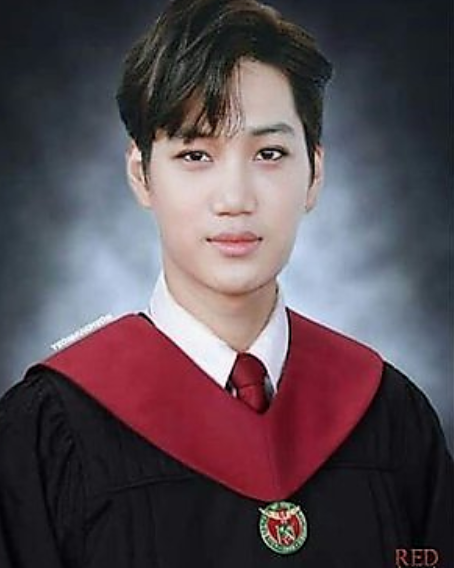 Kim Jongin“You look very handsome.”“Thanks.”“What are your plans now?”“Well, getting that membership at the National Uncles’ Association is a top priority now.”“…ok?”