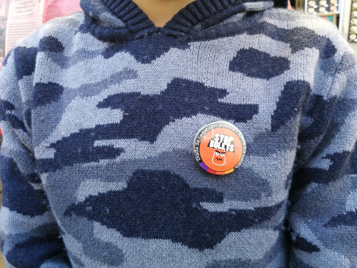 StopBolets's tweet photo. La nostra xapa de #stopbolets Podeu vindre i fer-vos la vostra! #EducacióPúblicaCatalana #educaciopublica https://t.co/NNvSjRhw3I