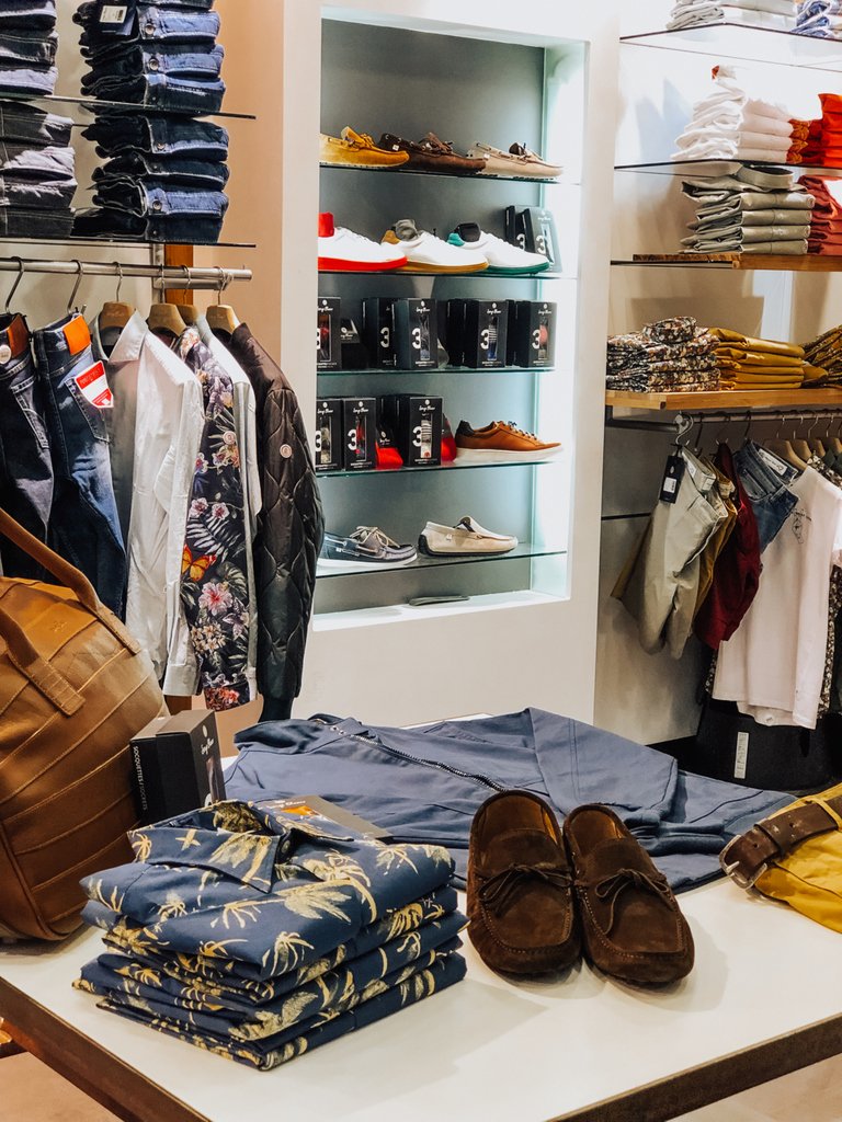 Serge_Blanco's tweet photo. Le plaisir d'aller en boutique, de toucher les matières, découvrir les détails, avoir le bon conseil au bon moment, essayer, ré-essayer, changer d'avis, hésiter, et repartir avec le ou les pièces que l'on préfère.
#sergeblanco #shopping #frenchstore #weekend https://t.co/fkChmdxXB6