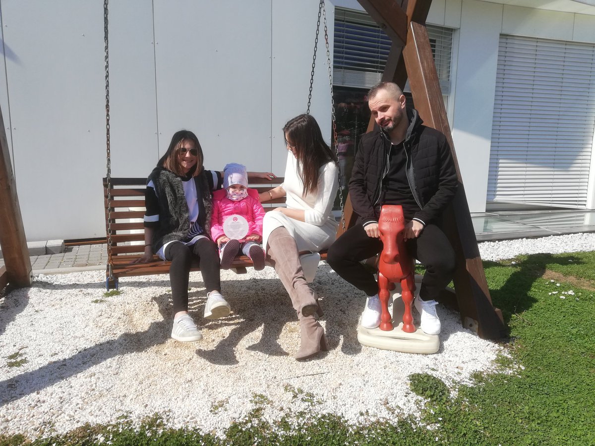 JasminLigata's tweet photo. Anđela Baric, ovaj anđeo nasmijani sa slike, odrezala je svoju kosu da bi je donirala drugoj djeci...
Znaci, Boze. Ova djeca su fenomenalna i nestvarna ❤️
@SrcezaDjecu @Amra_Silajdzic https://t.co/S03zAkZW3V