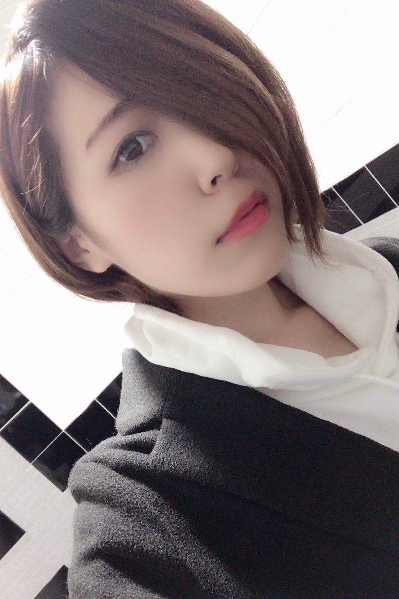 皆月なる ふともも 断酒中 No Twitter 久々にウィッグ被って前髪が死んだので鬼太郎ヘアにしてみた 私服は可愛い系よりカジュアル系だからこの路線の方が合ってるかも 分け目変える練習しようっと