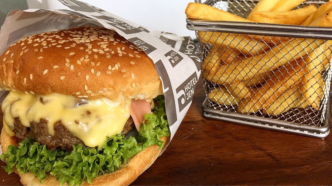 b4nanasss's tweet photo. What a perfect combo we’re offering!

🍔 Jen’s Signature Burger
🍹 Teatime in Tanglin 

Discover local foodie favourites with us.

#getseteat #seizethestay #skybarputeriharbour #hoteljenputeriharbour #hoteljen #byshangrila #johor #foodgasm #localfood https://t.co/yMVDRPi7eG