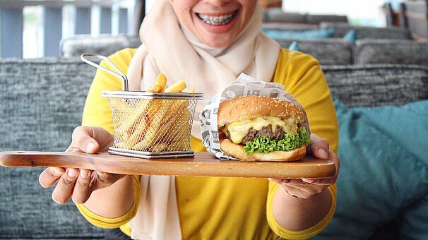 b4nanasss's tweet photo. What a perfect combo we’re offering!

🍔 Jen’s Signature Burger
🍹 Teatime in Tanglin 

Discover local foodie favourites with us.

#getseteat #seizethestay #skybarputeriharbour #hoteljenputeriharbour #hoteljen #byshangrila #johor #foodgasm #localfood https://t.co/yMVDRPi7eG