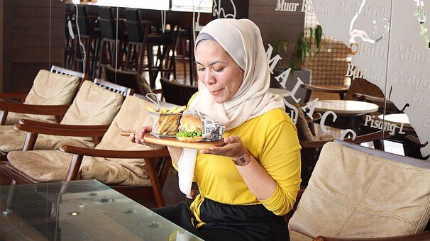 b4nanasss's tweet photo. What a perfect combo we’re offering!

🍔 Jen’s Signature Burger
🍹 Teatime in Tanglin 

Discover local foodie favourites with us.

#getseteat #seizethestay #skybarputeriharbour #hoteljenputeriharbour #hoteljen #byshangrila #johor #foodgasm #localfood https://t.co/yMVDRPi7eG