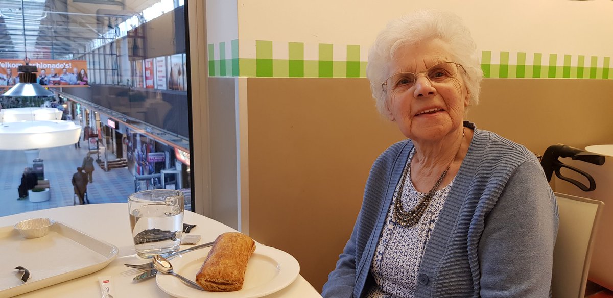 karinaelzinga's tweet photo. Even mams ophalen uit verzorgingshuis en samen gezellig lunchen bij de vertrouwde Hema. Gewoon en voor mijn moeder zo bijzonder. Geluk zit 'm in kleine momenten #mantelzorg https://t.co/3eQNIsvxP9