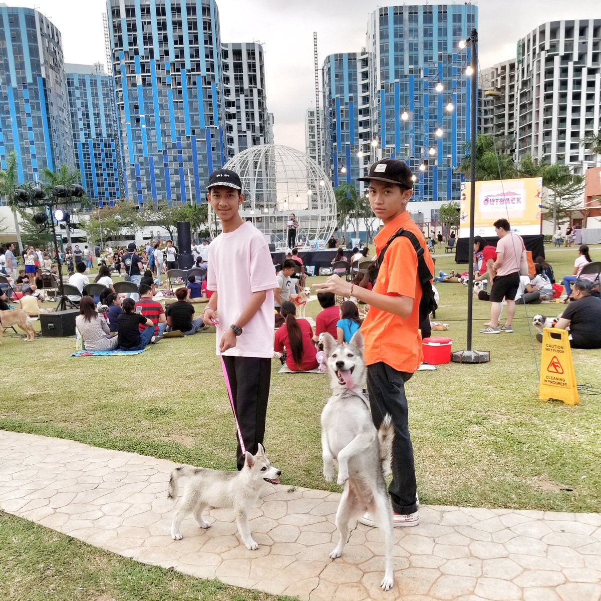 redginger143's tweet photo. Out with my fur babies today at this amazing Pet Convention #AtTheMet @bluebaywalkofficial 🐺🐕
.
.
.
#PetConvention #Furbabies #Pomsky #PomeranianHusky #Mokka #Gray https://t.co/3WgZIWfwbs
