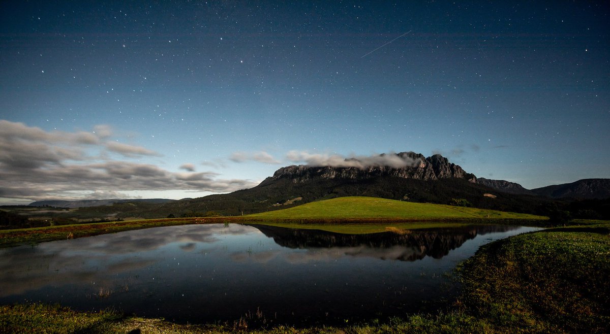 EaglesNest4U's tweet photo. And if the early mornings aren't your style maybe stargazing will help you find your holiday groove. #tasmania #MountRoland #stargazing photo credit: Summer Rain https://t.co/R8yJxLyCRP