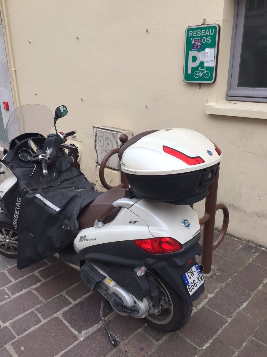 pseudomyrmex's tweet photo. T’as trois pauvres places vélo devant une MJC pour toi et tes gosses, mais lui doit estimer que c’est déjà trop #raslescoot #crevard #creteil #creteilactu @creteilactu https://t.co/TPNMLlcIjS