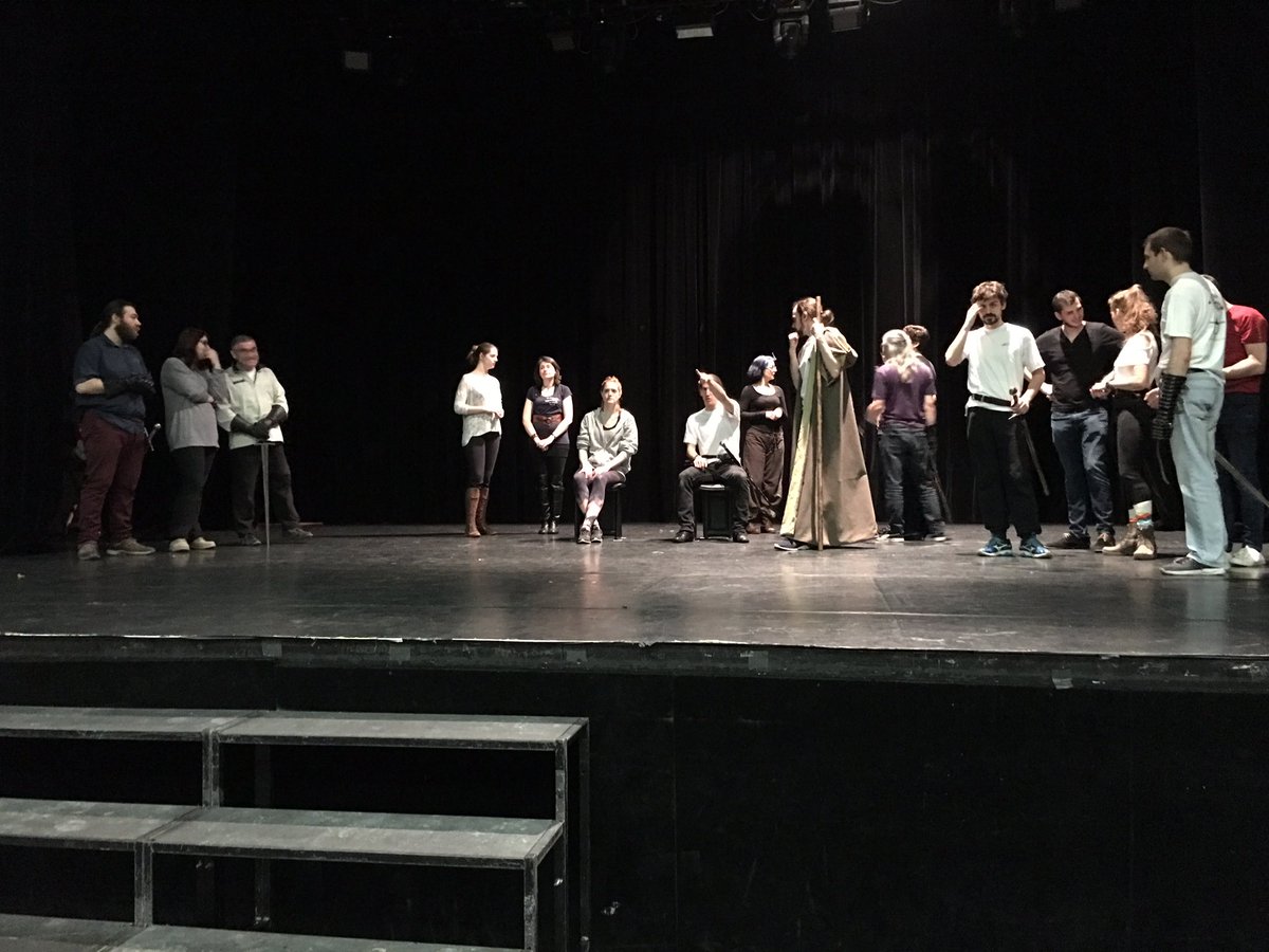 LamesSurSeine's tweet photo. Ce soir, au #theatredeneuilly, nous jouons la légende du #roiarthur. Venez nombreux. #escrimeartistique #escrimedespectacle #duel @LamesSurSeine https://t.co/8lpGi5GaKr