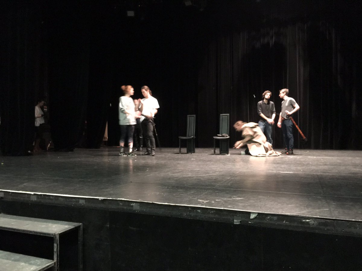 LamesSurSeine's tweet photo. Ce soir, au #theatredeneuilly, nous jouons la légende du #roiarthur. Venez nombreux. #escrimeartistique #escrimedespectacle #duel @LamesSurSeine https://t.co/8lpGi5GaKr