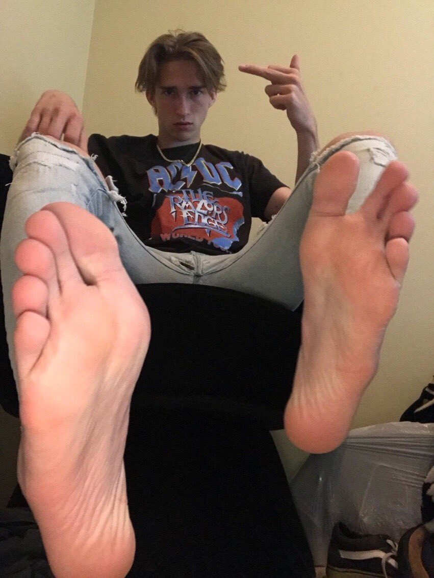 MaleFeetCentral tweet media