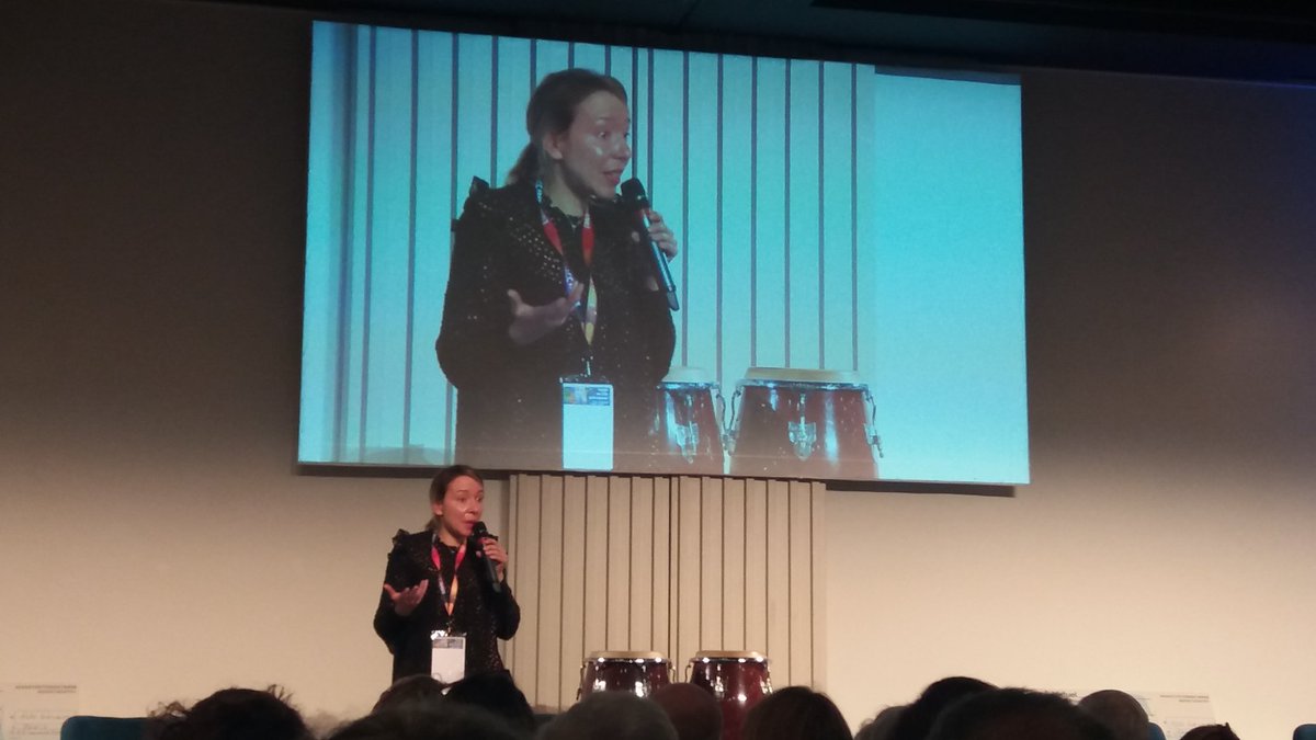 EMCCFrance's tweet photo. Superbe conférence de Marion Buchet, Pilote de chasse, au #ColloqueEMCC France où l'intelligence artificielle, l'humour, l'aéronautique, la psychologie positive et les neurosciences étaient au rendez-vous! https://t.co/sCScYQeJ2B