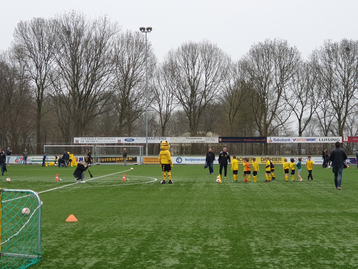 Mooie grote opkomst <a href="/svDCS/">sv DCS</a> Mini Spelinstuif vanochtend, allemaal enthousiaste kids die de Lente vieren! #fun#voetbal#jeugd#zevenaar