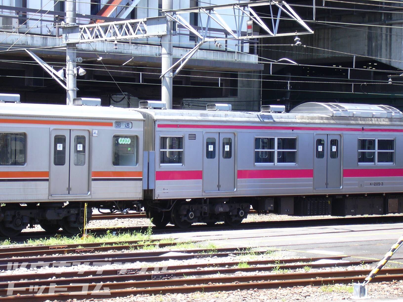 تويتر 通勤電車ドットコム على تويتر 歴史 混色の5系 だいぶ昔に大宮駅ホームから撮影した大宮総合車両センターの光景 5系の武蔵野線帯と京葉線帯が連結されて留置されていました いっそ各車ごと帯色が異なる 5系おもしろ電車 なんてものがあったら面白